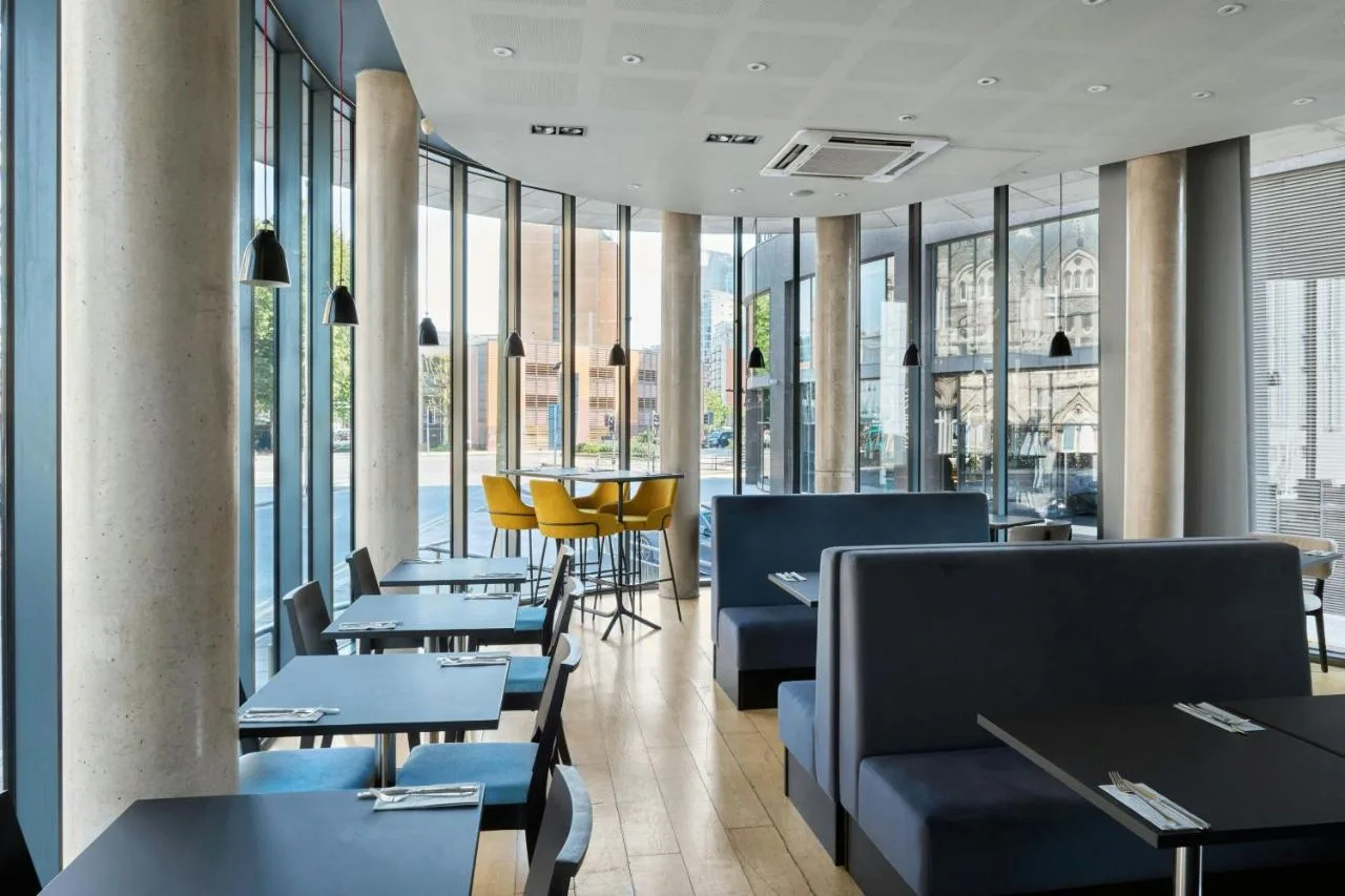 Restaurant with tables and chairs at Four Points Flex by Sheraton Cardiff on Saunders Road